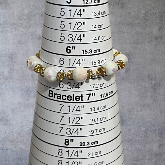 White and gold tone beaded bracelet with magnetic clasp  - Picture 5 of 5